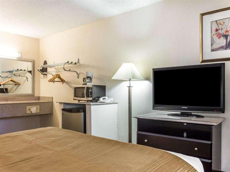 Quality Inn & Suites Coliseum Greensboro Εξωτερικό φωτογραφία