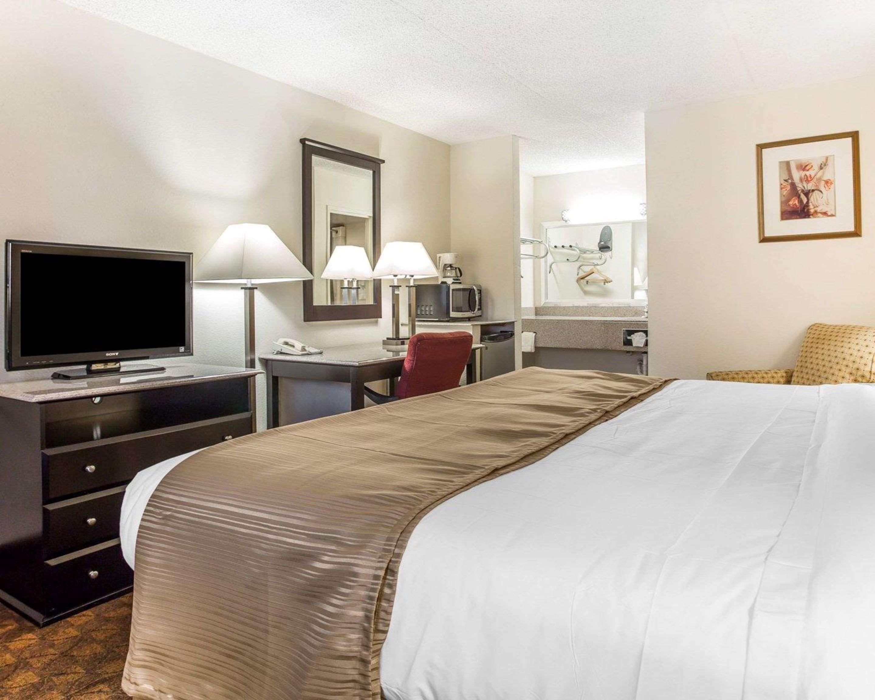Quality Inn & Suites Coliseum Greensboro Εξωτερικό φωτογραφία