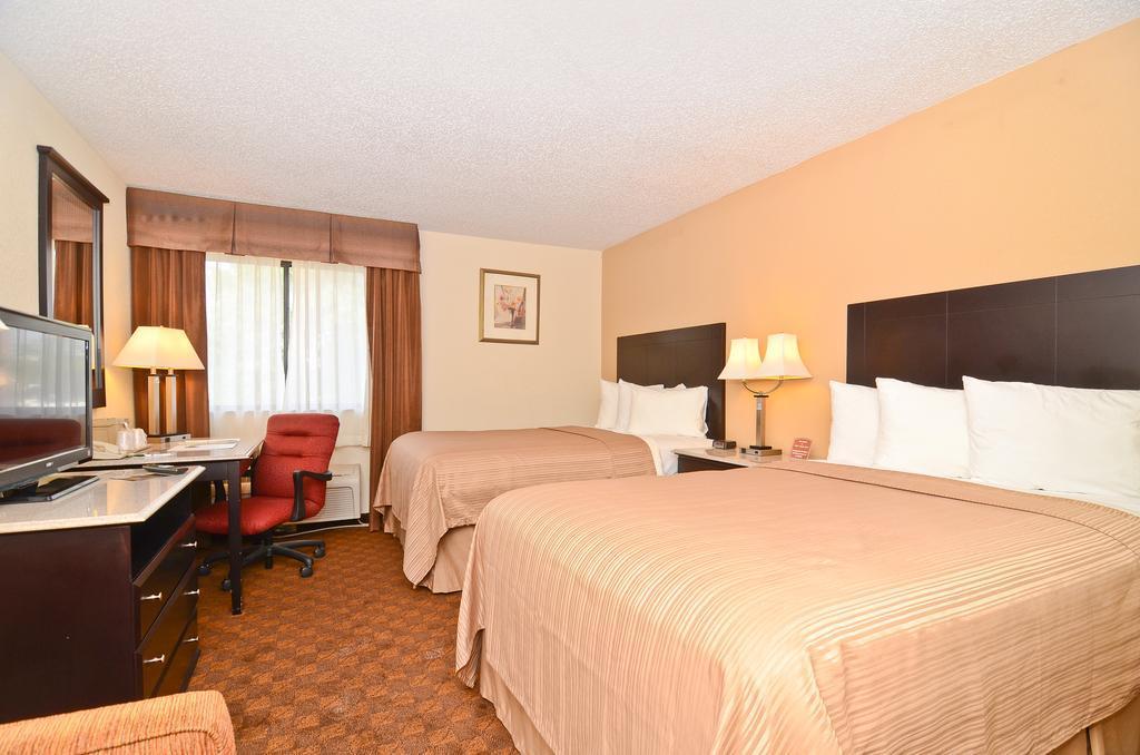 Quality Inn & Suites Coliseum Greensboro Εξωτερικό φωτογραφία
