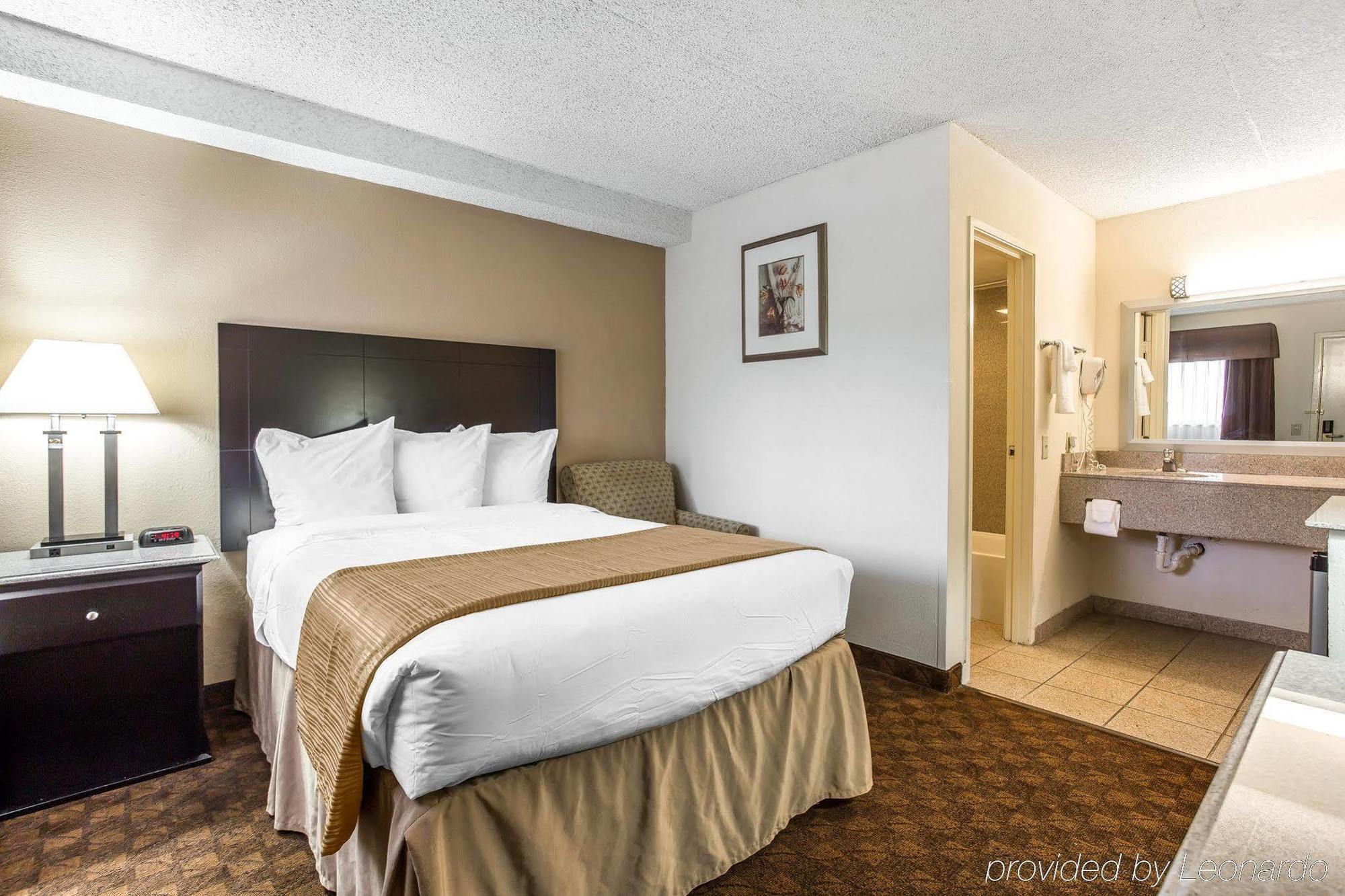 Quality Inn & Suites Coliseum Greensboro Εξωτερικό φωτογραφία