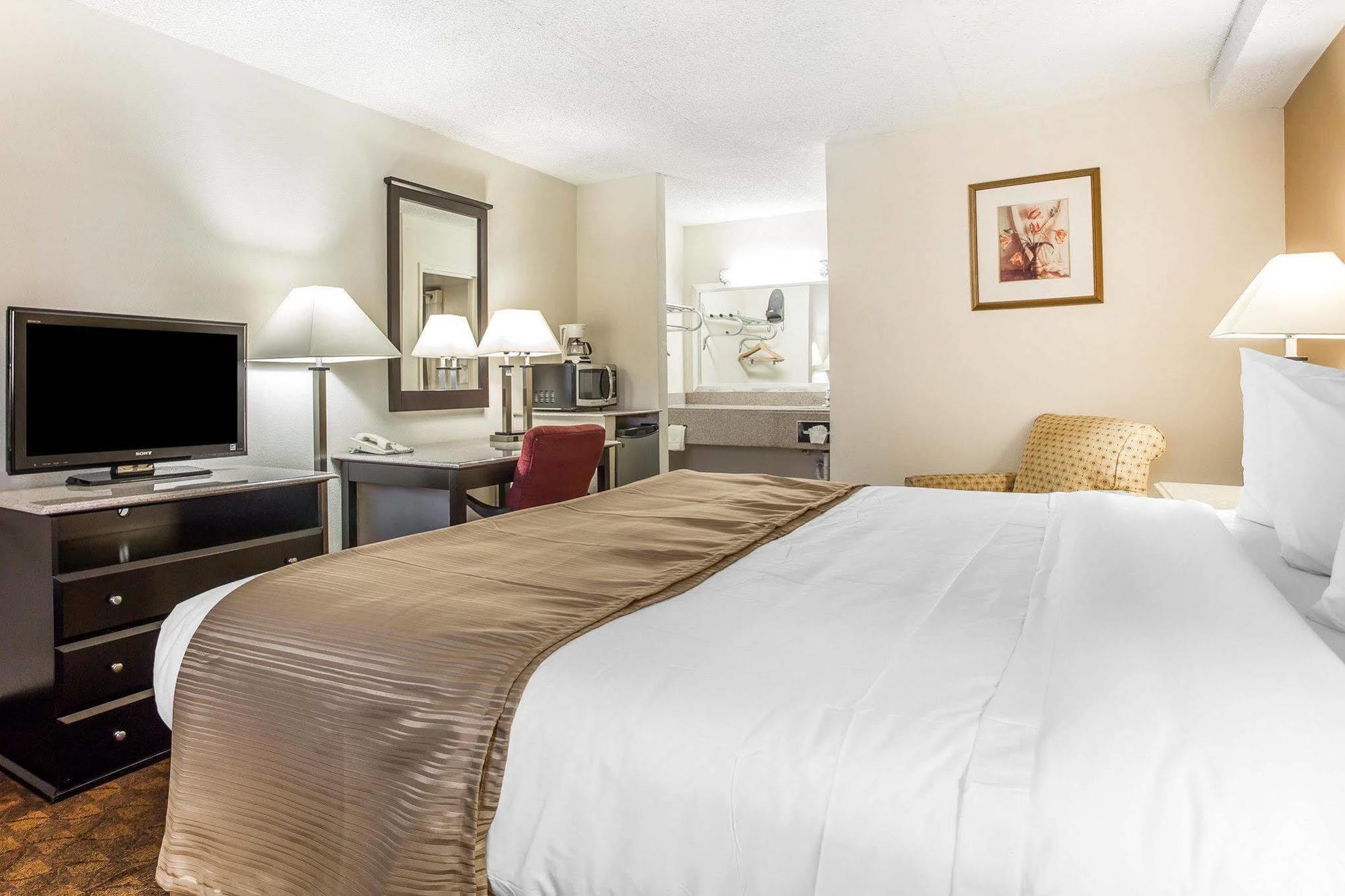 Quality Inn & Suites Coliseum Greensboro Εξωτερικό φωτογραφία