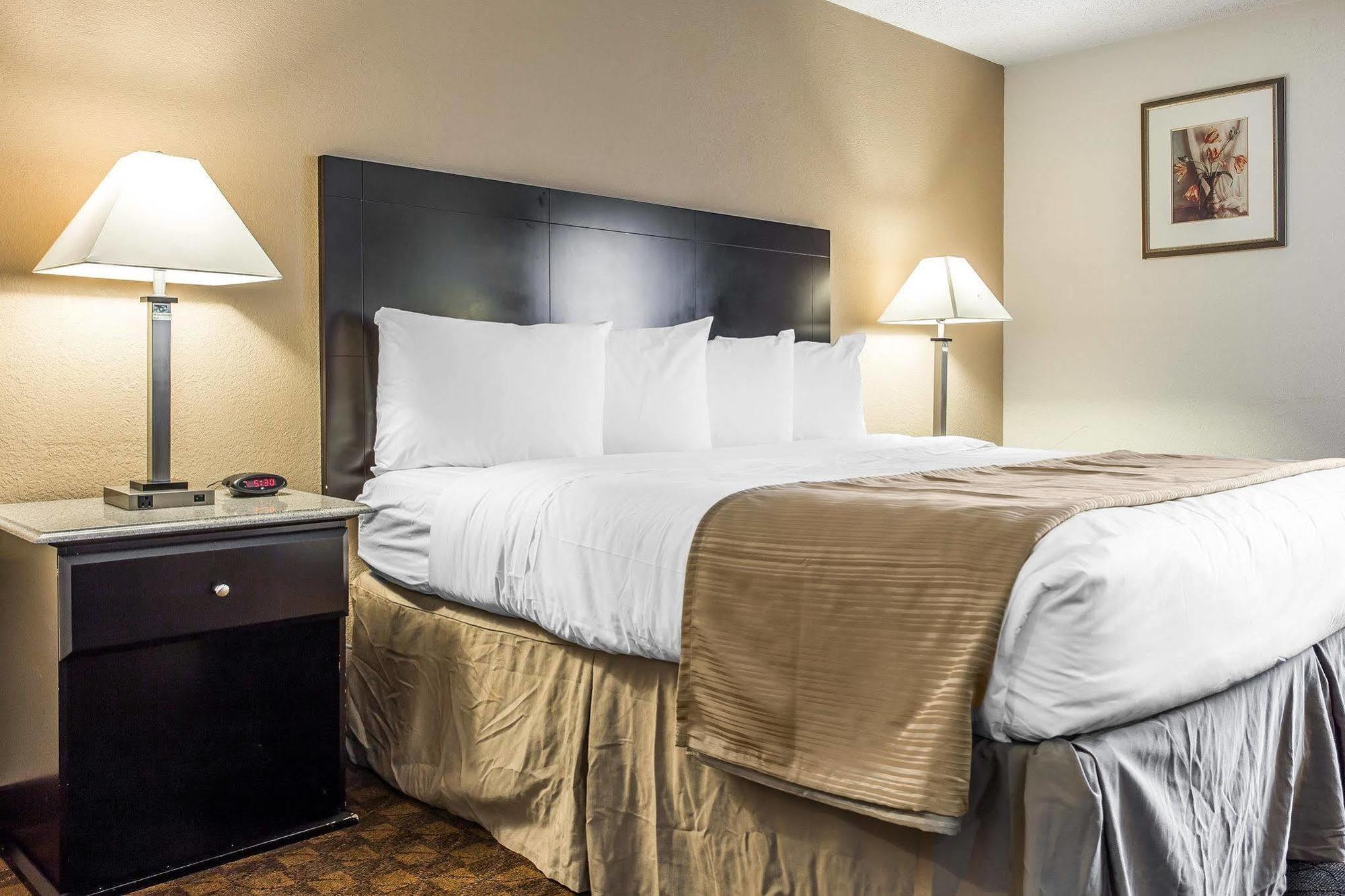 Quality Inn & Suites Coliseum Greensboro Εξωτερικό φωτογραφία