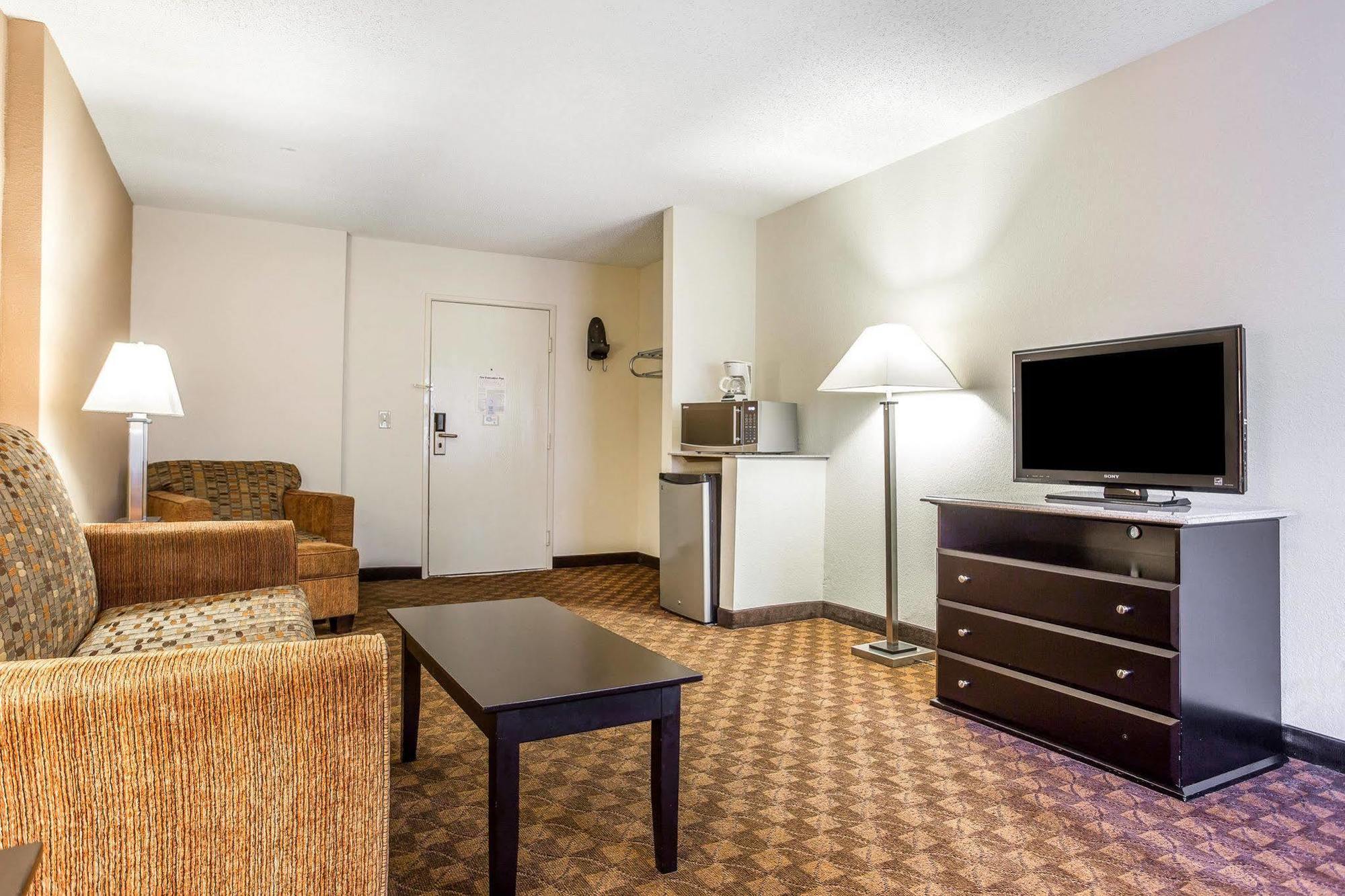 Quality Inn & Suites Coliseum Greensboro Εξωτερικό φωτογραφία