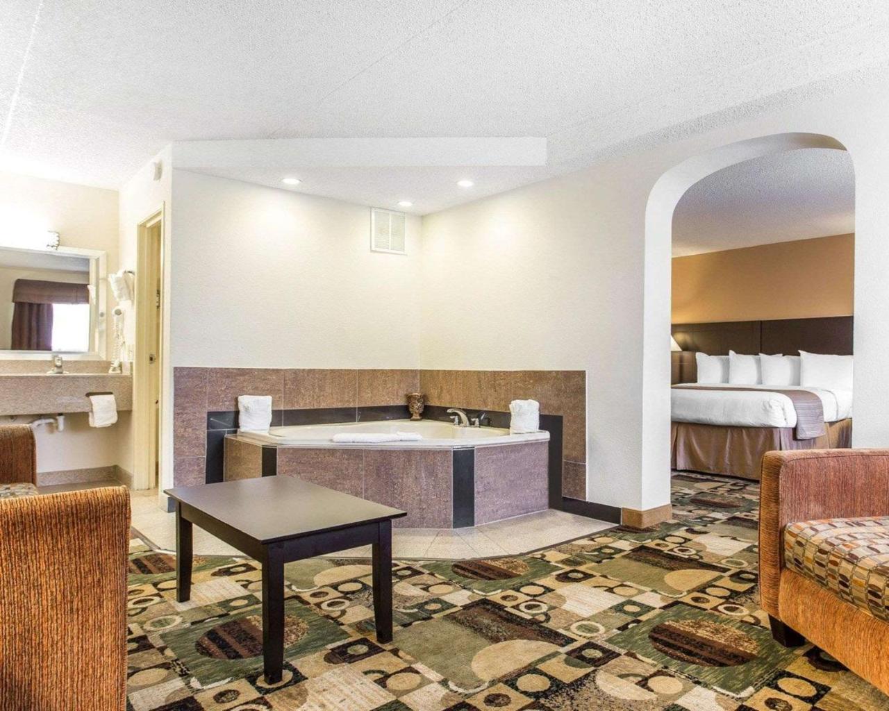 Quality Inn & Suites Coliseum Greensboro Εξωτερικό φωτογραφία