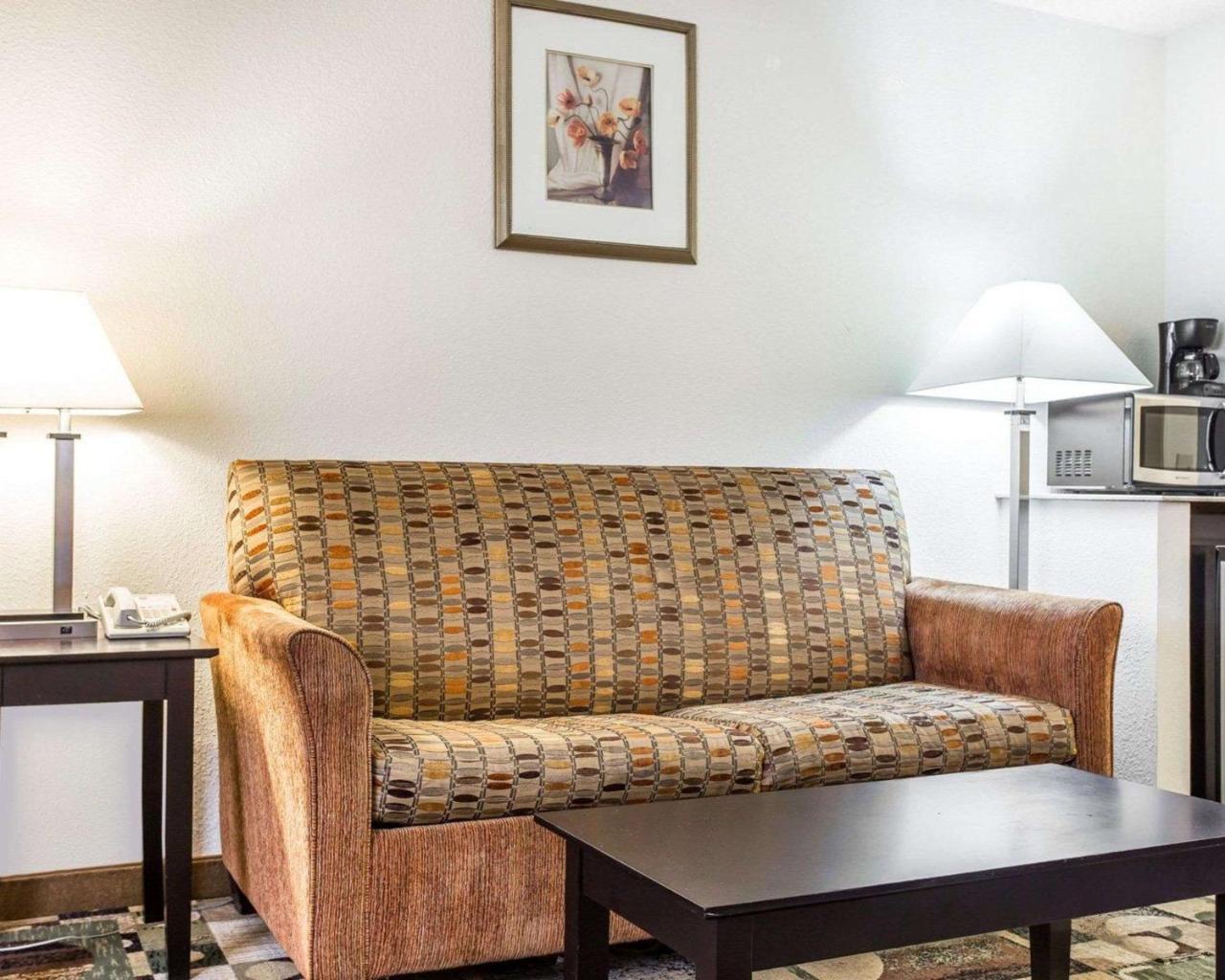 Quality Inn & Suites Coliseum Greensboro Εξωτερικό φωτογραφία